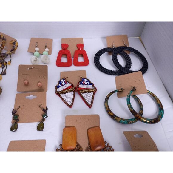 Vintage Earrings Lot of 19 Pairs Different Styles and Colors Jewelry - Picture 5 of 11